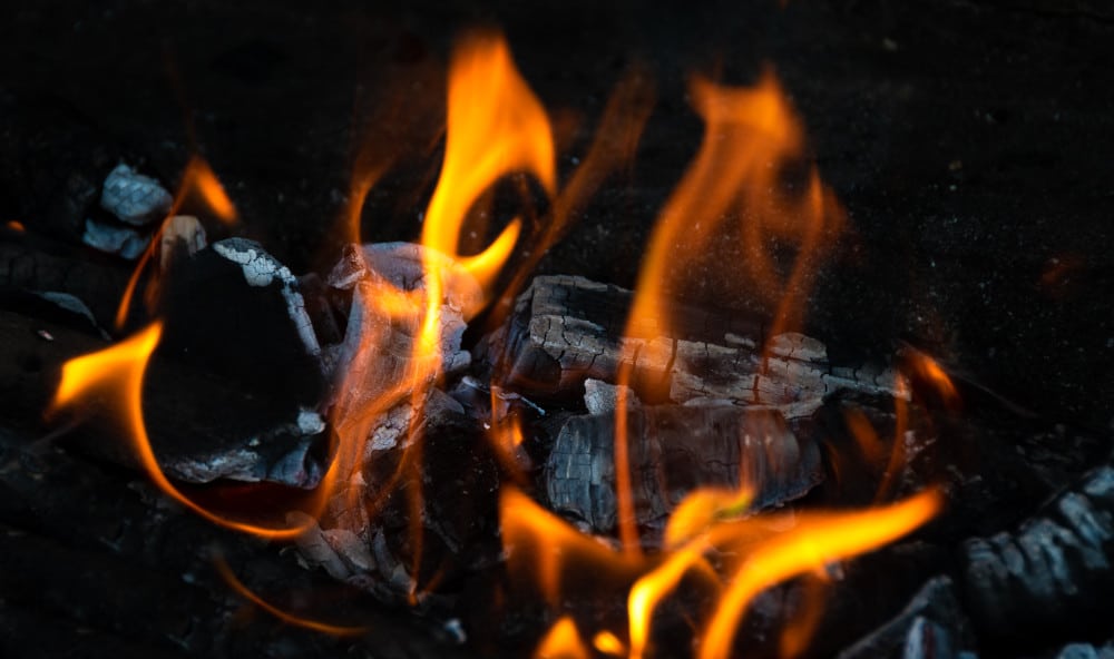 Płonący węgiel - jak prawidłowo spalać ekogroszek
